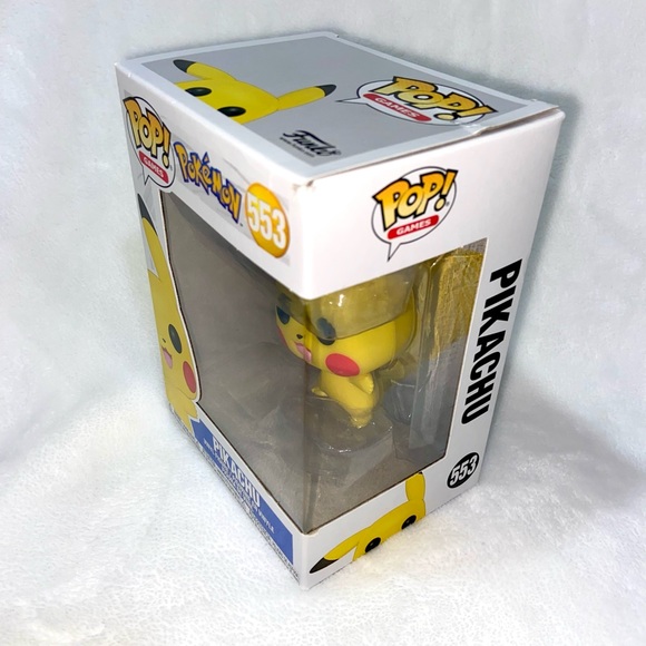 Funko Pop! Pikachu Waving Figure #553 - Picture 4 of 7